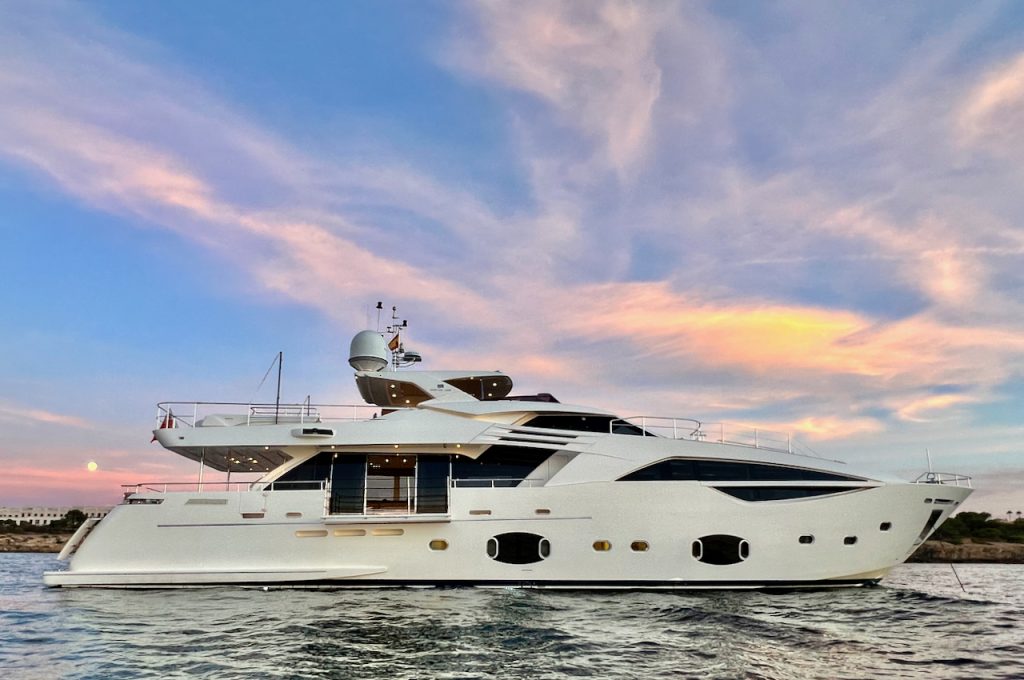 yacht ferreti 100 custom 19